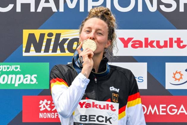 Bilder des Jahres 2023, Sport 07 Juli Sport Themen der Woche KW28 Sport Bilder des Tages Leonie Beck of Germany kisses the gold medal after competing in the 10km Women Final during the 20th World Aquatics Championships at the Seaside Momochi Beach Park in Fukuoka (Japan), July 15th, 2023. GiorgioXScala