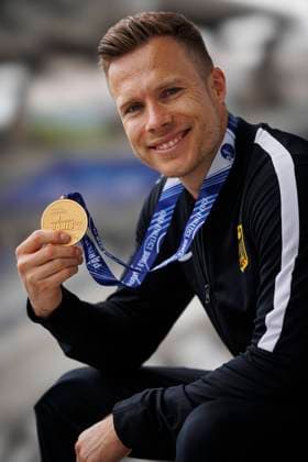 Bilder des Jahres 2023, Sport 07 Juli Sport Themen der Woche KW28 Sport Bilder des Tages Paris 2023 World Para Athletics Championships; Frankreich, 15.07.2023 Weitsprung-Weltmeister Markus Rehm (GER TSV Bayer 04 Leverkusen T64) mit seiner Goldmedaille waehrend der World Para Athletics Championships am 15.07.2023 im Charlety Stadium in Paris, Frankreich. *** Paris 2023 World Para Athletics Championships France, 15 07 2023 Long Jump World Champion Markus Rehm GER TSV Bayer 04 Leverkusen T64 with his gold medal during the World Para Athletics Championships on 15 07 2023 at Charlety Stadium in Paris, France Copyright: xBEAUTIFULxSPORTS AxelxKohringx
