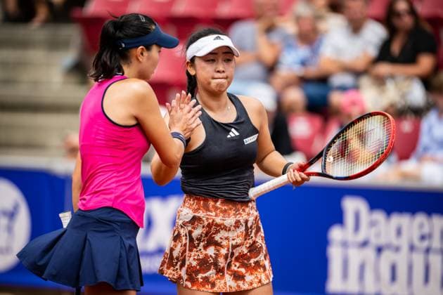 230715 Su Jeong Jang, of Korea and Eri Hozumi, of Japan dive during the womens doubles final on day 6 of the WTA Nordea Open on July 15, 2023 in Bastad, Sweden.  Copyright: NICLASxJÖNSSON BB230715NO025