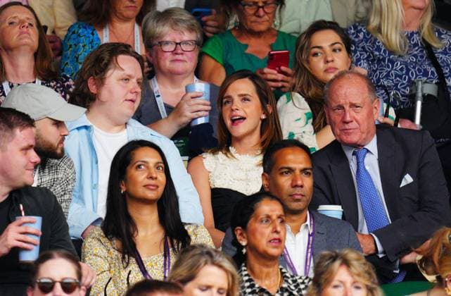 Sport Bilder des Tages Mandatory Credit: Photo by Javier Garcia Shutterstock (14010521ah) Lewis Capaldi, Emma Watson and father Chris Watson watching the action on Centre Court Wimbledon Tennis Championships, Day 13, The All England Lawn Tennis and Croquet Club, London, UK - 15 Jul 2023 Wimbledon Tennis Championships, Day 13, The All England Lawn Tennis and Croquet Club, London, UK - 15 Jul 2023  Copyright: xJavierxGarcia Shutterstockx 14010521ah