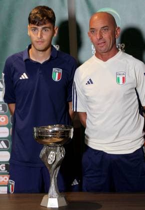 15.07.2023 Saint Pawl s Bay(Malta) Spain-Italy European U19 U-19 Under-19 championship men s football press conference, PK, Pressekonferenz in Hotel AX Odycy day before final Giacomo Faticanti(L) Italy captain,Alberto Bollini(R) Italy head coach possing beside U19 U-19 Under-19 Europan champion trophy :