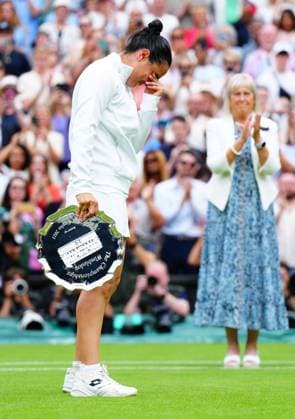 Bilder des Jahres 2023, Sport 07 Juli Sport Themen der Woche KW28 Sport Bilder des Tages Mandatory Credit: Photo by Javier Garcia Shutterstock (14010521ef) An upset Ons Jabeur after defeat in the Ladies SIngles final Wimbledon Tennis Championships, Day 13, The All England Lawn Tennis and Croquet Club, London, UK - 15 Jul 2023 Wimbledon Tennis Championships, Day 13, The All England Lawn Tennis and Croquet Club, London, UK - 15 Jul 2023  Copyright: xJavierxGarcia Shutterstockx 14010521ef