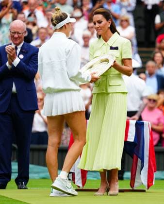 Sport Bilder des Tages Mandatory Credit: Photo by Javier Garcia Shutterstock (14010521ej) Catherine Princess of Wales presents the Venus Rosewater Dish to Marketa Vondrousova after the Ladies Singles final Wimbledon Tennis Championships, Day 13, The All England Lawn Tennis and Croquet Club, London, UK - 15 Jul 2023 Wimbledon Tennis Championships, Day 13, The All England Lawn Tennis and Croquet Club, London, UK - 15 Jul 2023  Copyright: xJavierxGarcia Shutterstockx 14010521ej