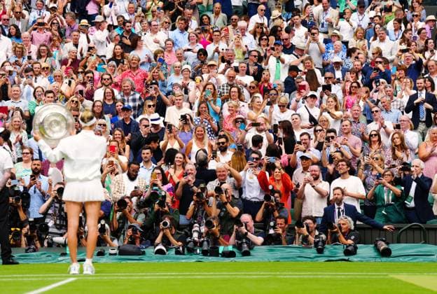 Mandatory Credit: Photo by Javier Garcia Shutterstock (14010521el) Marketa Vondrousova lifts the Venus Rosewater Dish after victory in the Ladies Singles final Wimbledon Tennis Championships, Day 13, The All England Lawn Tennis and Croquet Club, London, UK - 15 Jul 2023 Wimbledon Tennis Championships, Day 13, The All England Lawn Tennis and Croquet Club, London, UK - 15 Jul 2023  Copyright: xJavierxGarcia Shutterstockx 14010521el