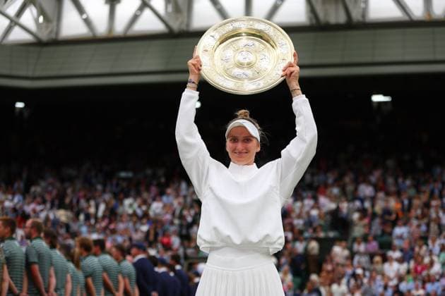 Mandatory Credit: Photo by Ella Ling Shutterstock (14010522bd) Marketa Vondrousova lifts the Venus Rosewater Dish after victory in the Ladies Singles final Wimbledon Tennis Championships, Day 13, The All England Lawn Tennis and Croquet Club, London, UK - 15 Jul 2023 Wimbledon Tennis Championships, Day 13, The All England Lawn Tennis and Croquet Club, London, UK - 15 Jul 2023  Copyright: xEllaxLing Shutterstockx 14010522bd