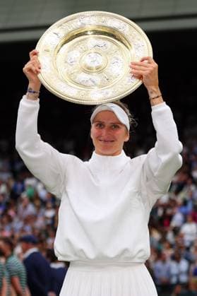 Mandatory Credit: Photo by Ella Ling Shutterstock (14010522be) Marketa Vondrousova lifts the Venus Rosewater Dish after victory in the Ladies Singles final Wimbledon Tennis Championships, Day 13, The All England Lawn Tennis and Croquet Club, London, UK - 15 Jul 2023 Wimbledon Tennis Championships, Day 13, The All England Lawn Tennis and Croquet Club, London, UK - 15 Jul 2023  Copyright: xEllaxLing Shutterstockx 14010522be