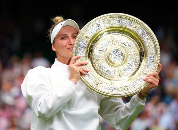 Bilder des Jahres 2023, Sport 07 Juli Sport Themen der Woche KW28 Sport Bilder des Tages Mandatory Credit: Photo by Javier Garcia Shutterstock (14010521es) Marketa Vondrousova lifts the Venus Rosewater Dish after victory in the Ladies Singles final Wimbledon Tennis Championships, Day 13, The All England Lawn Tennis and Croquet Club, London, UK - 15 Jul 2023 Wimbledon Tennis Championships, Day 13, The All England Lawn Tennis and Croquet Club, London, UK - 15 Jul 2023  Copyright: xJavierxGarcia Shutterstockx 14010521es