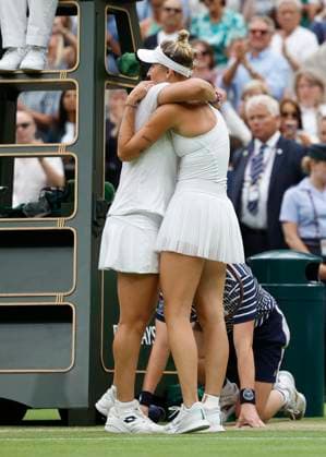 Ons Jabeur hugs the winner Marketa Vondrousova, Emotion Final, Final match Copyright: xJuergenxHasenkopfx