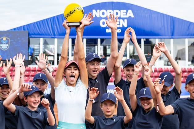 230715 Olga Danilovic, Serbia cheers with the ball callers after the womens final on day 6 of the WTA Nordea Open on July 15, 2023 in Bastad, Sweden  Copyright: NICLASxJÖNSSON BB230715NO092