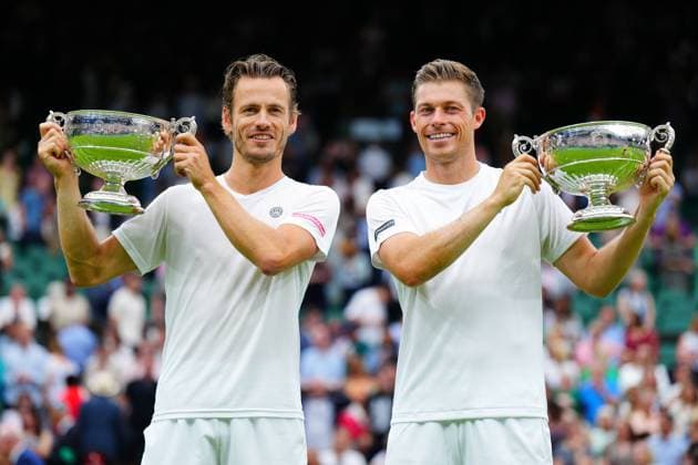 Sport Themen der Woche KW28 Sport Bilder des Tages Mandatory Credit: Photo by Javier Garcia Shutterstock (14010521hv) Wesley Koolhof and Neal Skupski celebrate victory in the Gentlemen s Dobles final Wimbledon Tennis Championships, Day 13, The All England Lawn Tennis and Croquet Club, London, UK - 15 Jul 2023 Wimbledon Tennis Championships, Day 13, The All England Lawn Tennis and Croquet Club, London, UK - 15 Jul 2023  Copyright: xJavierxGarcia Shutterstockx 14010521hv