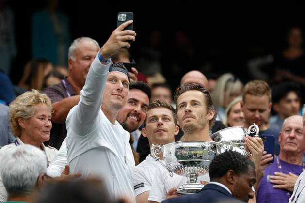 Wesley Koolhof with the trophy, trophy at his team in the players box make a selfie, joy, emotion, mens doubles, final, final match Copyright: xJuergenxHasenkopfx