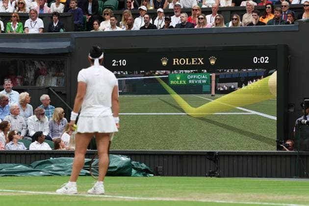 Wimbledon Tag Dreizehn 15. Juli 2023, Wimbledon Wimbledon Tennis Championships Tag Dreizehn Ons Jabeur TUN schaut auf das Hawkeye während des Endspiels im Dameneinzel gegen Marketa Vondrousova CZE Foto Charlotte Wilson Offside Wimbledon UK  Copyright: xCharlottexWilsonx xOffsidexOffside