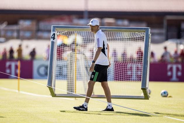 Public training FC Bayern Muenchen 15 07 2023 Thomas Tuchel coach FC Bayern Muenchen builds the training and carries a goal Public training FC Bayern Muenchen sports field Rottach Egern, 15 07 2023 Copyright: xBEAUTIFULxSPORTS Wunderlx