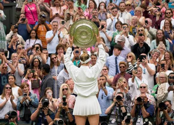 2023 Wimbledon Championships Marketa Vondrousova (CZE) with the winners trophy, faces the crowds after beating Ons Jabeur (TUN) in the womens™ finals on Day 13 at the 2023 Wimbledon Championships at the All England Club, London, UK, 15 July 2023, Credit:Peter van den Berg Avalon United Kingdom, England, London, All England Lawn Tennis and Croquet Club  Copyright: xPeterxvanxdenxBergx xAvalonx 0789315209