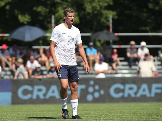 Brannenburg, Deutschland 15. Juli 2023: Fussball, Herren, Peak Performer - Bananenflanker Legenden, Benefizspiel, Top on Mountain Sven Bender (Peak Performer Stiftung) stehend,Einzelaktion, Freisteller,Ganzkörperaufnahme *** Brannenburg, Germany 15 July 2023 football, men, peak performer banana flanker legends, charity match, top on mountain sven bender peak performer foundation standing,single action, free plate,full body shot.