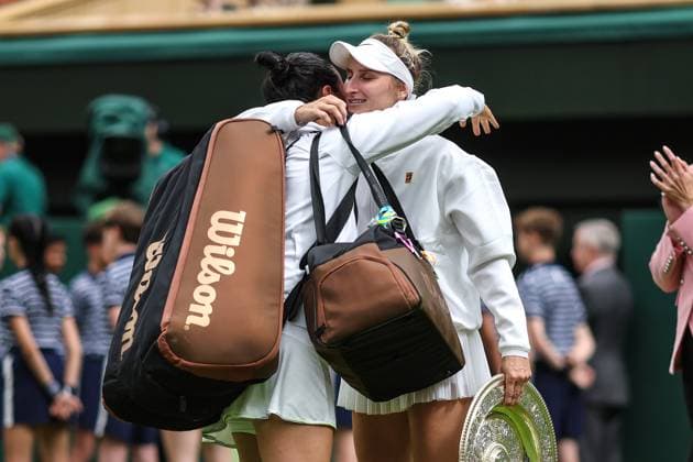 Wimbledon Tag Dreizehn 15. Juli 2023, Wimbledon Wimbledon Tennis Championships Tag Dreizehn Ons Jabeur TUN und Marketa Vondrousova CZE umarmen sich nach ihrem Finale im Dameneinzel Foto Charlotte Wilson Offside Wimbledon UK  Copyright: xCharlottexWilsonx xOffsidexOffside