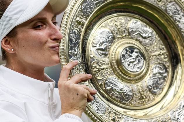 Wimbledon Tag Dreizehn 15. Juli 2023, Wimbledon Wimbledon Tennis Championships Tag Dreizehn Marketa Vondrousova CZE küsst die Trophäe nach ihrem Sieg im Dameneinzel-Finale Foto Charlotte Wilson Offside Wimbledon UK  Copyright: xCharlottexWilsonx xOffsidexOffside
