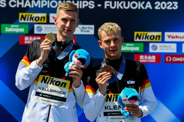 Sport Themen der Woche KW28 Sport Bilder des Tages Florian Wellbrock of Germany and Oliver Klemet of Germany show the gold and bronze medal during the 20th World Aquatics Championships at the Seaside Momochi Beach Park in Fukuoka (Japan), July 16th, 2023. AndreaXMasini