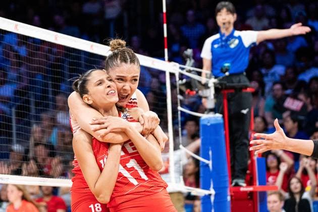 Bilder des Jahres 2023, Sport 07 Juli Sport Themen der Woche KW28 Sport Bilder des Tages (230716) -- ARLINGTON, July 16, 2023 -- T¨¹rkiye s Gunes Zehra (back) and her teammate Cebecioglu Derya celebrate during the semifinal match between T¨¹rkiye and the United States at the Women s Volleyball Nations League in Arlington, the United States, July 15, 2023. (Photo by Chen Chen Xinhua) (SP)U.S.-ARLINGTON-VOLLEYBALL-NATIONS LEAGUE-WOMEN-T?RKIYE VS USA XuxJianmei 