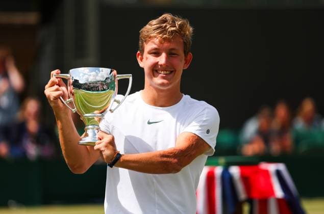 Mandatory Credit: Photo by Ella Ling Shutterstock (14011309m) Niels Vink wins in the Quad Wheelchair singles final and celebrates with the trophy Wimbledon Tennis Championships, Day 14, The All England Lawn Tennis and Croquet Club, London, UK - 16 Jul 2023 Wimbledon Tennis Championships, Day 14, The All England Lawn Tennis and Croquet Club, London, UK - 16 Jul 2023  Copyright: xEllaxLing Shutterstockx 14011309m