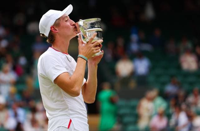 Mandatory Credit: Photo by Ella Ling Shutterstock (14011309bn) Henry Searle celebrates after winning the Mens Junior Singles Title at Wimbledon with the trophy Wimbledon Tennis Championships, Day 14, The All England Lawn Tennis and Croquet Club, London, UK - 16 Jul 2023 Wimbledon Tennis Championships, Day 14, The All England Lawn Tennis and Croquet Club, London, UK - 16 Jul 2023  Copyright: xEllaxLing Shutterstockx 14011309bn