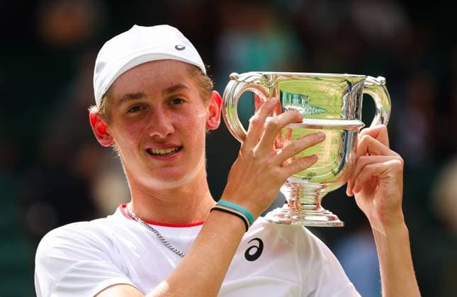 Mandatory Credit: Photo by Ella Ling Shutterstock (14011309br) Henry Searle celebrates after winning the Mens Junior Singles Title at Wimbledon with the trophy Wimbledon Tennis Championships, Day 14, The All England Lawn Tennis and Croquet Club, London, UK - 16 Jul 2023 Wimbledon Tennis Championships, Day 14, The All England Lawn Tennis and Croquet Club, London, UK - 16 Jul 2023  Copyright: xEllaxLing Shutterstockx 14011309br