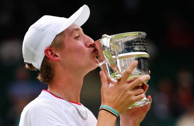 Mandatory Credit: Photo by Ella Ling Shutterstock (14011309cj) Henry Searle celebrates after winning the Mens Junior Singles Title at Wimbledon with the trophy Wimbledon Tennis Championships, Day 14, The All England Lawn Tennis and Croquet Club, London, UK - 16 Jul 2023 Wimbledon Tennis Championships, Day 14, The All England Lawn Tennis and Croquet Club, London, UK - 16 Jul 2023  Copyright: xEllaxLing Shutterstockx 14011309cj