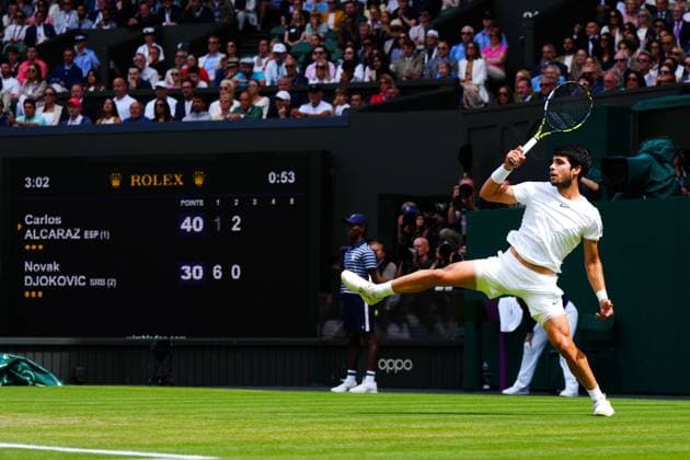 Sport Bilder des Tages Mandatory Credit: Photo by Javier Garcia Shutterstock (14011311cv) Carlos Alcaraz during the Men s Singles final Wimbledon Tennis Championships, Day 14, The All England Lawn Tennis and Croquet Club, London, UK - 16 Jul 2023 Wimbledon Tennis Championships, Day 14, The All England Lawn Tennis and Croquet Club, London, UK - 16 Jul 2023  Copyright: xJavierxGarcia Shutterstockx 14011311cv