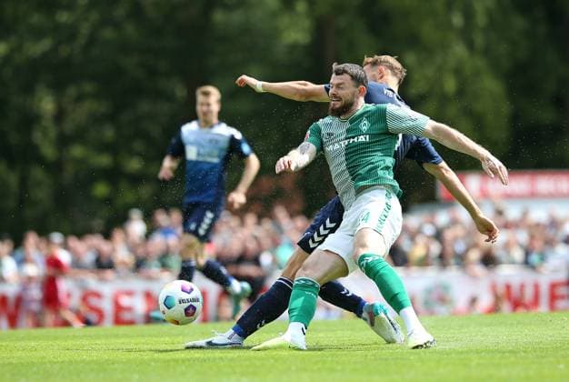 16 07 2023, Football season 2023 2024, Test match, SV Werder Bremen VfB Oldenburg, at Hössensportzentrum Westerstede L R Fabian Herbst VfB Oldenburg vs. Oliver Burke Werder Bremen