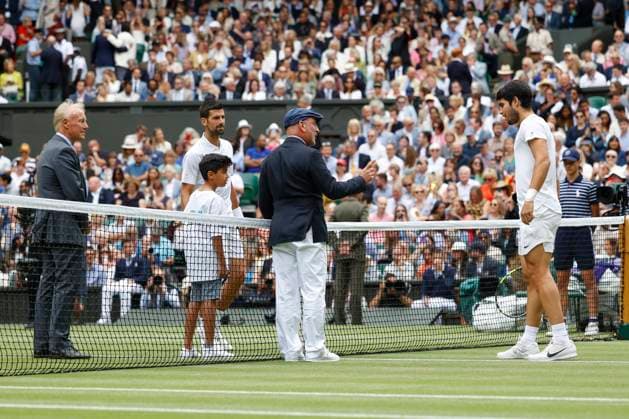Novak Djokovic and Carlos Alcaraz on the court throwing the muzee, referee Fergus Murphy explaining the rules, far left supervisor Gerry Armstrong, final, final match Copyright: xJuergenxHasenkopfx