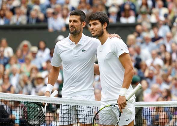 Novak Djokovic and Carlos Alcaraz stand at the net and pose for a photo, final, final match Copyright: xJuergenxHasenkopfx