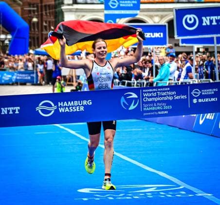Bilder des Jahres 2023, Sport 07 Juli Sport Themen der Woche KW28 Sport Bilder des Tages HAMBURG WASSER World Triathlon Relay Championships Hamburg 16.07.23: die deutsche Triathlon Staffel gewinnt in der Besetzung Tim Hellwig, Annika Koch, Simon Henseleit, Laura Lindemann den Weltmeistertitel im Relay Hamburg Rathaus Hamburg Deutschland *** HAMBURG WASSER World Triathlon Relay Championships Hamburg 16 07 23 the German triathlon relay team of Tim Hellwig, Annika Koch, Simon Henseleit, Laura Lindemann wins the world championship title in relay Hamburg City Hall Hamburg Germany Z62_1209