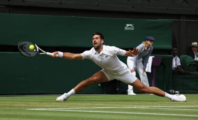 Sport Bilder des Tages 16th July 2023; All England Lawn Tennis and Croquet Club, London, England: Wimbledon Tennis Tournament; Mens singles final on centre court Novak Djokovic versus Carlos Alcaraz; Djokovic returns to Alcaraz  ActionPlus12531995 JohnxPatrickxFletcher