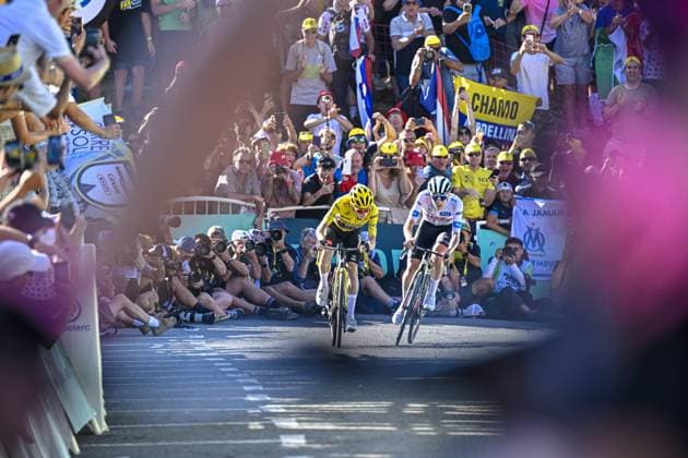 Sport Bilder des Tages SAINT-GERVAIS MONT BLANC, FRANCE - JULY 16 : Pogacar Tadej (SVN) of UAE Team Emirates and Vingegaard Jonas (DEN) of Jumbo-Visma in the final sprint during stage 15 of the 110th edition of the Tour de France 2023 cycling race, a stage of 180 kms with start in Les Gets and finish in Saint-Gervais Mont Blanc on July 16, 2023 in Saint-Gervais Mont Blanc, France, 16 07 2023 ( Motordriver Kenny Verfaillie - Tour de France 2023 - Stage 15 PhotoNews Panoramic 