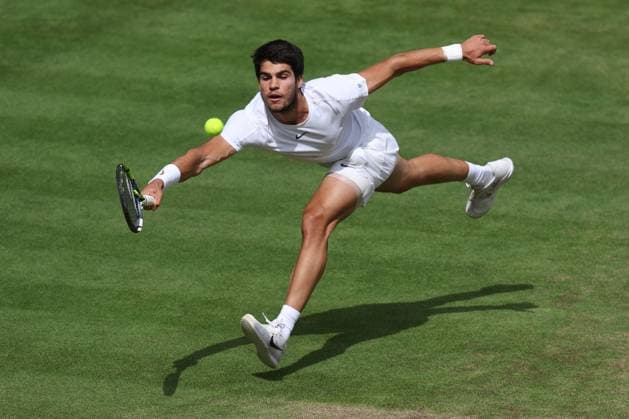 Wimbledon Tag Vierzehn 17. Juli 2023, Wimbledon Wimbledon Tennis Championships Tag Vierzehn Carlos Alcaraz ESP in Aktion während des Endspiels im Herreneinzel gegen Novak Djokovic SRB Foto Charlotte Wilson Offside Wimbledon UK  Copyright: xCharlottexWilsonx xOffsidexOffside