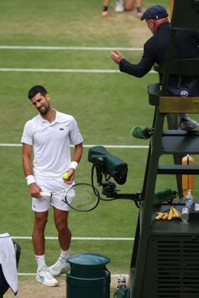 Wimbledon Tag Vierzehn 17. Juli 2023, Wimbledon Wimbledon Tennis Championships Tag Vierzehn Novak Djokovic SRB streitet mit dem Schiedsrichter während des Endspiels der Herreneinzel gegen Carlos Alcaraz ESP Foto Charlotte Wilson Abseits Wimbledon UK  Copyright: xCharlottexWilsonx xOffsidexOffside