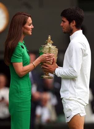Mandatory Credit: Photo by Ella Ling Shutterstock (14011309gw) Catherine Princess of Wales presents the Gentlemen s Singles trophy to Carlos Alcaraz Wimbledon Tennis Championships, Day 14, The All England Lawn Tennis and Croquet Club, London, UK - 16 Jul 2023 Wimbledon Tennis Championships, Day 14, The All England Lawn Tennis and Croquet Club, London, UK - 16 Jul 2023  Copyright: xEllaxLing Shutterstockx 14011309gw