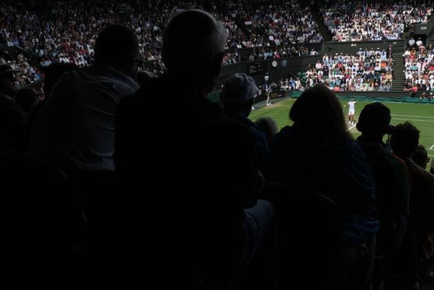 Wimbledon Tag Vierzehn 17. Juli 2023, Wimbledon Wimbledon Tennis Championships Tag Vierzehn Novak Djokovic SRB schlägt während des Endspiels der Herreneinzel gegen Carlos Alcaraz ESP auf Foto Charlotte Wilson Offside Wimbledon UK  Copyright: xCharlottexWilsonx xOffsidexOffside
