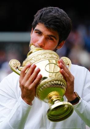 Sport Bilder des Tages Mandatory Credit: Photo by Javier Garcia Shutterstock (14011311kh) Carlos Alcaraz lifts the The Gentlemen s Singles Trophy after victory Wimbledon Tennis Championships, Day 14, The All England Lawn Tennis and Croquet Club, London, UK - 16 Jul 2023 Wimbledon Tennis Championships, Day 14, The All England Lawn Tennis and Croquet Club, London, UK - 16 Jul 2023  Copyright: xJavierxGarcia Shutterstockx 14011311kh
