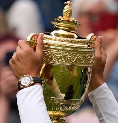 Sport Bilder des Tages Mandatory Credit: Photo by Dave Shopland Shutterstock (14011307jq) Carlos Alcaraz lifts the The Gentlemen s Singles Trophy after victory Wimbledon Tennis Championships, Day 14, The All England Lawn Tennis and Croquet Club, London, UK - 16 Jul 2023 Wimbledon Tennis Championships, Day 14, The All England Lawn Tennis and Croquet Club, London, UK - 16 Jul 2023  Copyright: xDavexShopland Shutterstockx 14011307jq