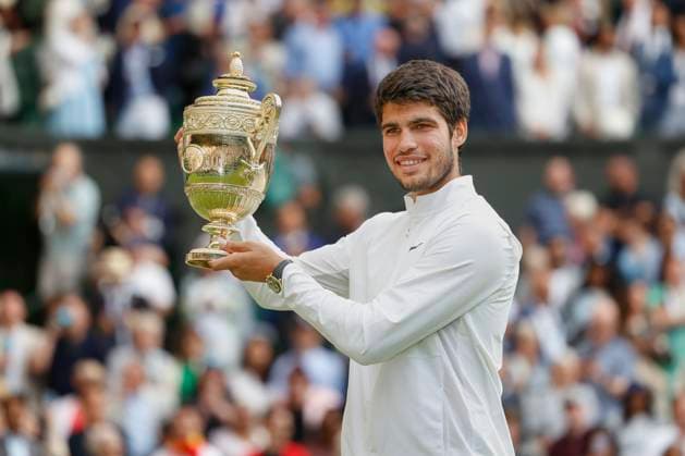 Carlos Alcaraz with the cup, trophy, award ceremony, presentation Copyright: xJuergenxHasenkopfx