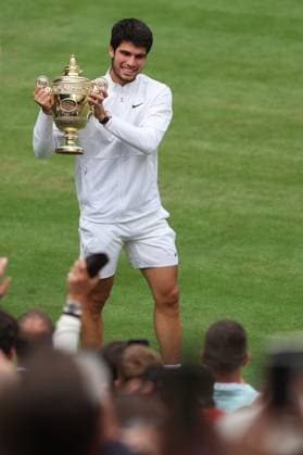 Wimbledon Tag Vierzehn 17. Juli 2023, Wimbledon Wimbledon Tennis Championships Tag Vierzehn Carlos Alcaraz ESP feiert mit der Wimbledon-Trophäe nach seinem Finalsieg im Herreneinzel gegen Novak Djokovic SRB Foto Charlotte Wilson Offside Wimbledon UK  Copyright: xCharlottexWilsonx xOffsidexOffside
