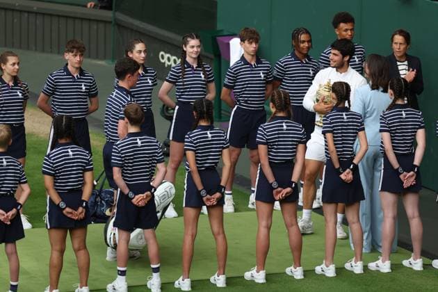 Wimbledon Tag Vierzehn 17. Juli 2023, Wimbledon Wimbledon Tennis Championships Tag Vierzehn Carlos Alcaraz ESP feiert mit der Wimbledon-Trophäe nach seinem Finalsieg im Herreneinzel gegen Novak Djokovic SRB Foto Charlotte Wilson Offside Wimbledon UK  Copyright: xCharlottexWilsonx xOffsidexOffside