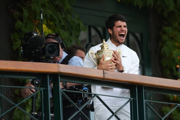 Wimbledon Tag Vierzehn 17. Juli 2023, Wimbledon Wimbledon Tennis Championships Tag Vierzehn Carlos Alcaraz ESP feiert mit der Wimbledon-Trophäe nach seinem Finalsieg im Herreneinzel gegen Novak Djokovic SRB Foto Charlotte Wilson Offside Wimbledon UK  Copyright: xCharlottexWilsonx xOffsidexOffside