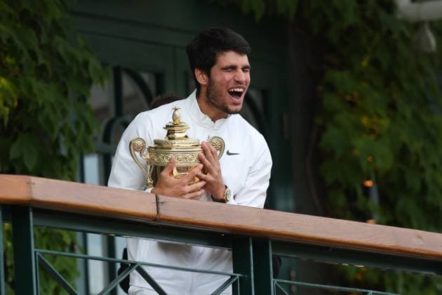 Wimbledon Tag Vierzehn 17. Juli 2023, Wimbledon Wimbledon Tennis Championships Tag Vierzehn Carlos Alcaraz ESP feiert mit der Wimbledon-Trophäe nach seinem Finalsieg im Herreneinzel gegen Novak Djokovic SRB Foto Charlotte Wilson Offside Wimbledon UK  Copyright: xCharlottexWilsonx xOffsidexOffside