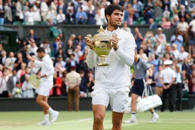 Carlos Alcaraz with the cup, trophy, in the background finalist Novak Djokovic leaves the court, award ceremony, presentation Copyright: xJuergenxHasenkopfx