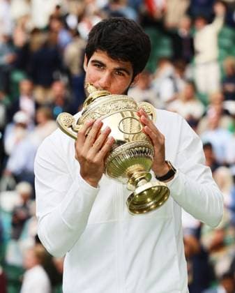 TENNIS - Wimbledon 2023 LONDON,ENGLAND,16.JUL.23 - TENNIS - ATP, Tennis Herren World Tour, Wimbledon, Grand Slam, final. Image shows Carlos Alcaraz (ESP). keywords: award ceremony, trophy.  GEPAxpictures xAlanxGrieves