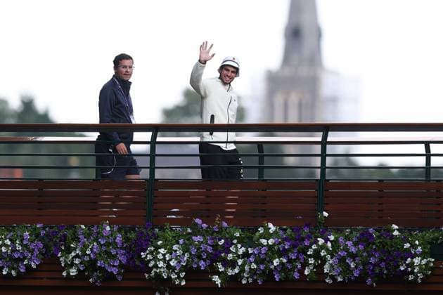 Wimbledon Tag Vierzehn 17. Juli 2023, Wimbledon Wimbledon Tennis Championships Tag Vierzehn Carlos Alcaraz ESP feiert seinen Sieg nach dem Endspiel im Herreneinzel gegen Novak Djokovic SRB Foto Charlotte Wilson Offside Wimbledon UK  Copyright: xCharlottexWilsonx xOffsidexOffside