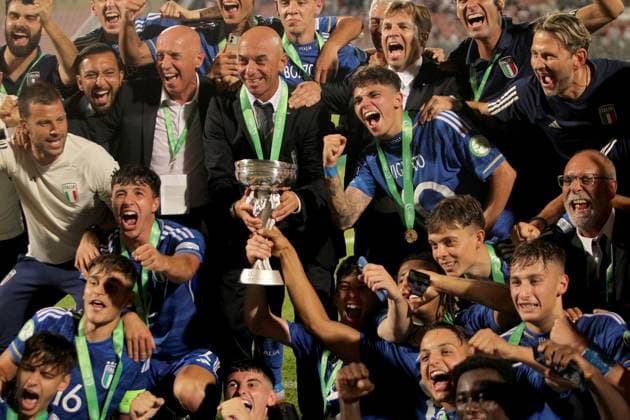 16.07.2023 Ta Qali(Malta) Portugal-Italy U19 U-19 Under-19 European Championship, EM, Europameisterschaft final men s football Italian players with their coach Alberto Bollini(central above) celebrate European U19 champion trophy :