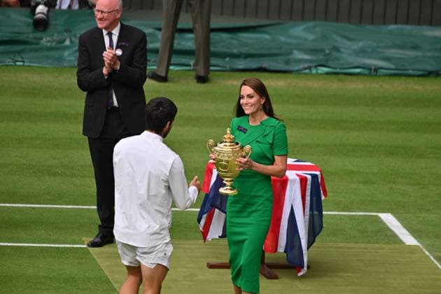 Tennis : Wimbledon 2023 - Angleterre - Finale simple Messieurs- Victoire de Carlos Alcaraz Espagne contre Novak Djokovic Serbie - Kate Princess of Wales remet le trophee Tennis : Wimbledon 2023 - Angleterre- 16 07 23 ChrysleneCaillaud Panoramic  